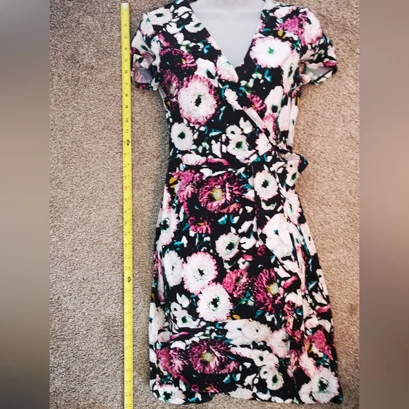 BCBG MaxAzria X-Small Short Sleeve Pink Floral Print Faux Wrap V-neck Dress - Picture 6 of 12